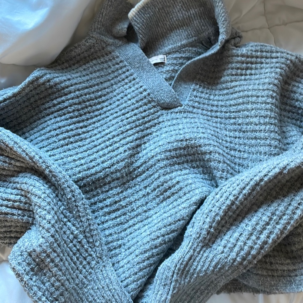 Women’s sweater it can fit kids/teens